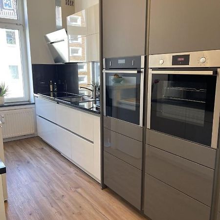 Attraktive Wohnung Mit Balkon Zum Gruenen Hinterhof Schwerin  Buitenkant foto