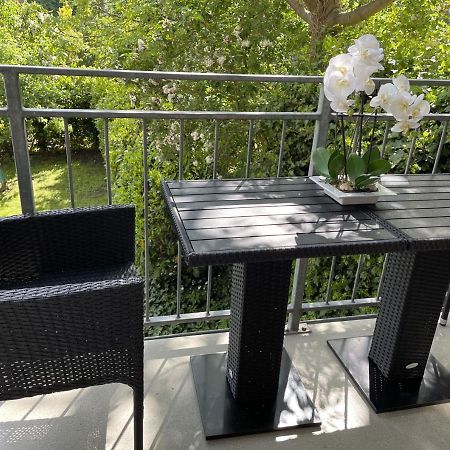 Attraktive Wohnung Mit Balkon Zum Gruenen Hinterhof Schwerin  Buitenkant foto