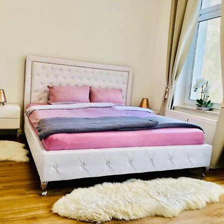 Attraktive Wohnung Mit Balkon Zum Gruenen Hinterhof Schwerin  Buitenkant foto