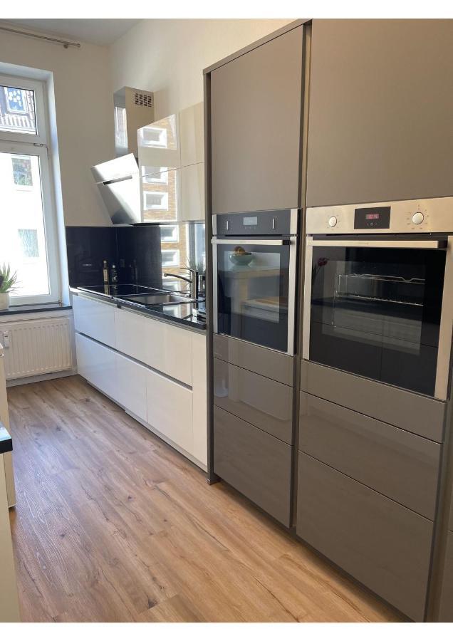 Attraktive Wohnung Mit Balkon Zum Gruenen Hinterhof Schwerin  Buitenkant foto