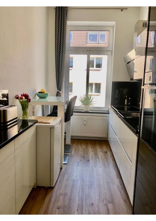 Attraktive Wohnung Mit Balkon Zum Gruenen Hinterhof Schwerin  Buitenkant foto
