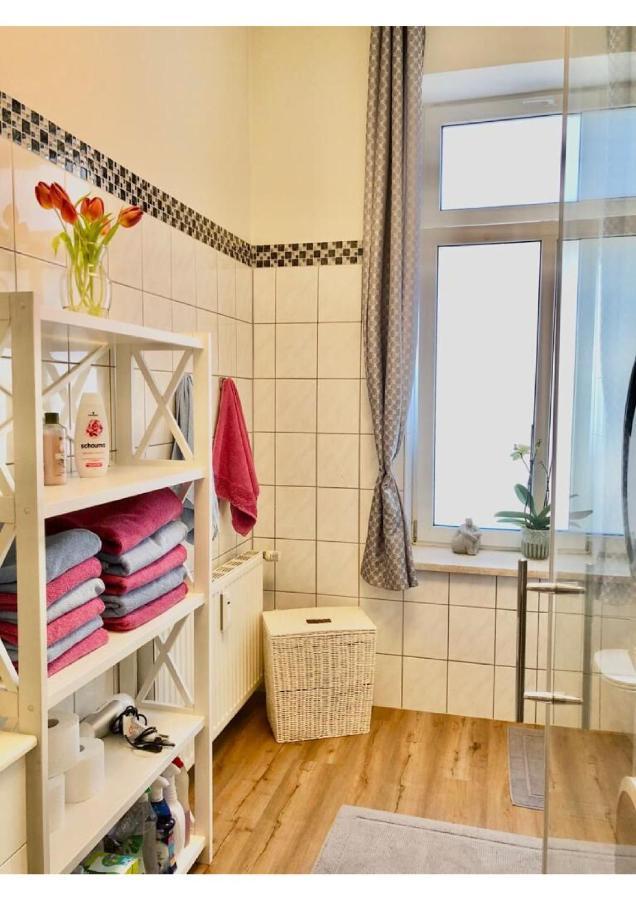 Attraktive Wohnung Mit Balkon Zum Gruenen Hinterhof Schwerin  Buitenkant foto