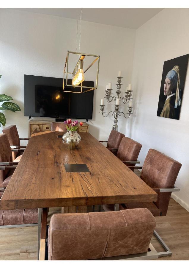 Attraktive Wohnung Mit Balkon Zum Gruenen Hinterhof Schwerin  Buitenkant foto