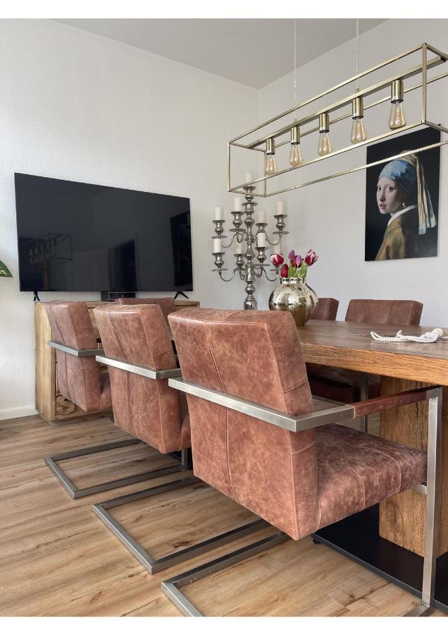 Attraktive Wohnung Mit Balkon Zum Gruenen Hinterhof Schwerin  Buitenkant foto