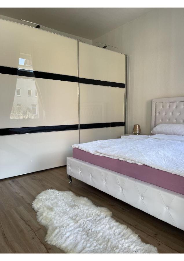 Attraktive Wohnung Mit Balkon Zum Gruenen Hinterhof Schwerin  Buitenkant foto